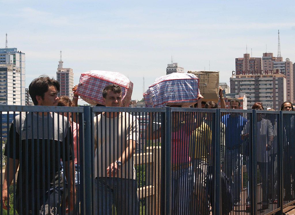 Sacoleiros na Ponte da Amizade | Christian Rizzi/ Gazeta do Povo