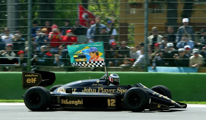 Em 2004, quando foram completados dez anos da morte de Ayrton Senna, o austríaco Gerard Berger deu uma volta em Ímola com a Lotus da primeira vitória do brasileiro na F-1. |