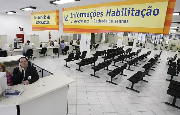 Dia atípico: funcionários do Detran (foto 1) e da Receita Estadual de Curitiba (foto 2)foram trabalhar ontem, mas não havia quase ninguém para atender | Rodolfo Bührer/ Gazeta do Povo