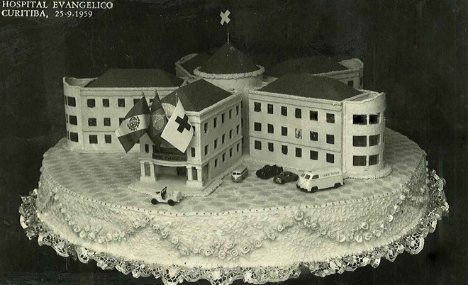 Para arrecadar dinheiro, um bolo no formato do prédio foi rifado |