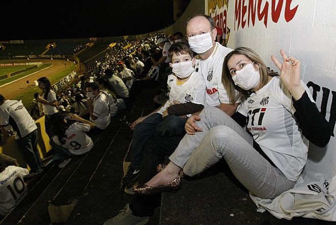 Torcedores usam máscaras em estádio, por ordem judicial |