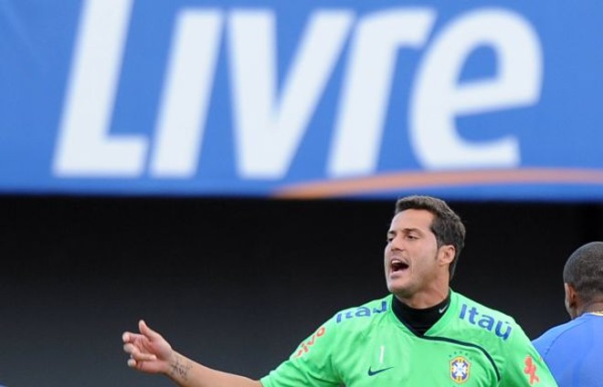 Sem Kaká, Lúcio, Robinho e Luís Fabiano, Júlio César é principal atração do jogo | 