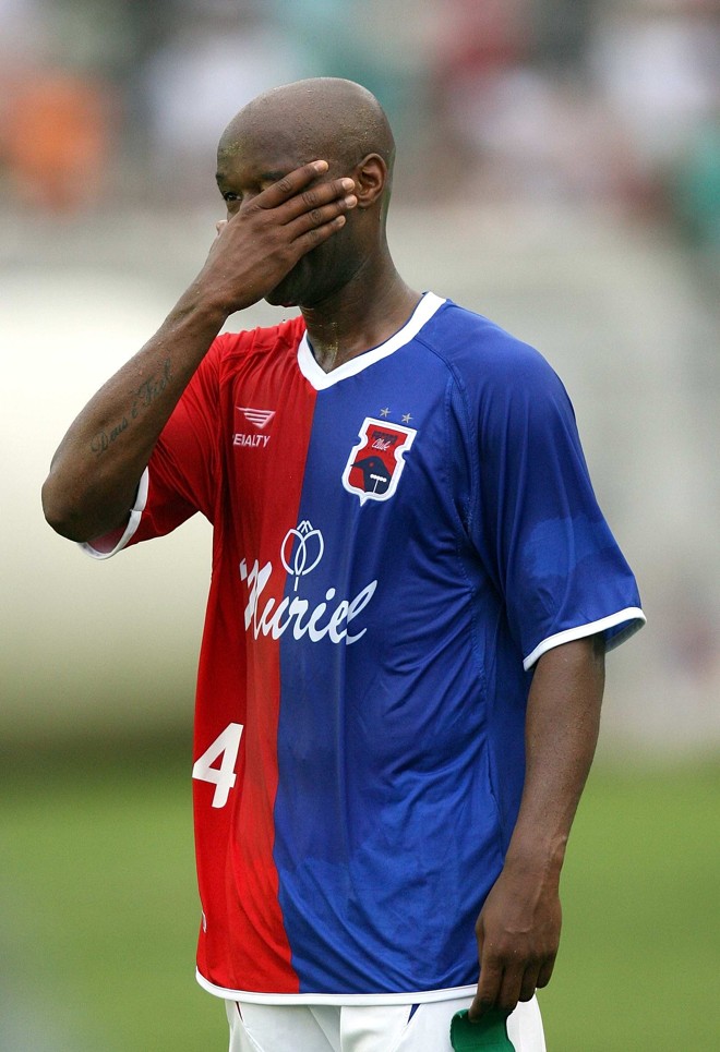 Zagueiro Neguette não conteve o choro após a derrota de 3 a 0 em São Januário. Resultado rebaixou o Tricolor em 2007 | 
