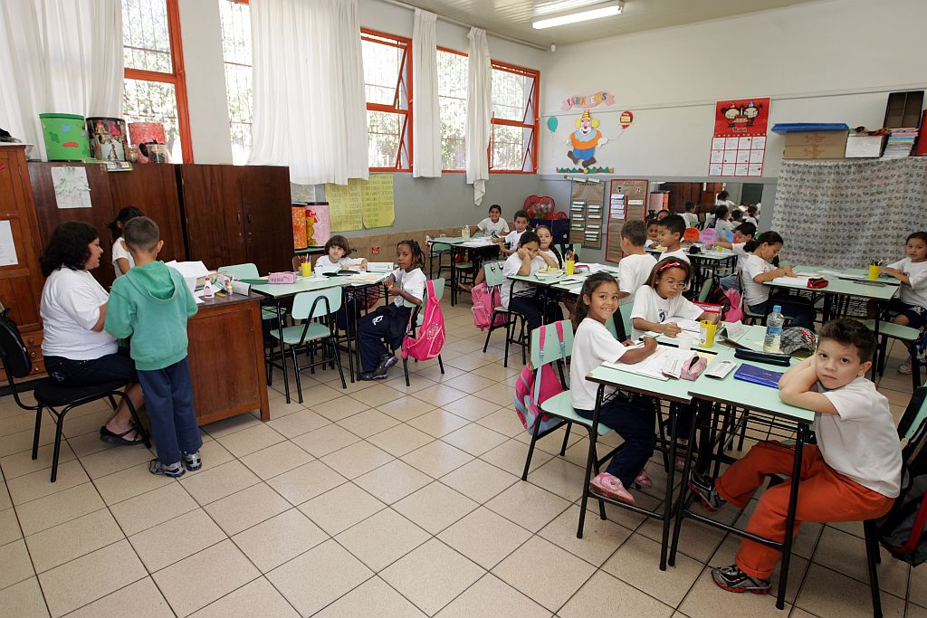 Alunos da rede municipal de Londrina voltam às aulas: escolas preparadas com ambientes ventilados e álcool gel | Roberto Custódio/Jornal de Londrina