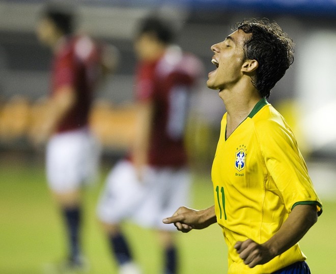 Com a camisa da seleção, Nilmar comemora gol contra o Chile, na Bahia: atacante sonha com o Mundial | 