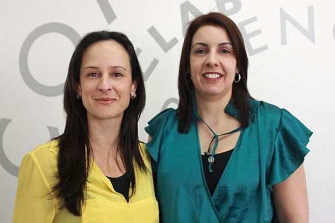 Diretora executiva da Competence no Paraná, Erika Herkenhoff (à esquerda) celebra com Renata Todescato, gerente de marketing e comunicação do Sebrae-PR, a conquista da conta da instituição. A agência, especializada em construção de marcas líderes, está completando dez anos de atuação no Paraná e passa a atender o Sebrae junto com a Exclam |