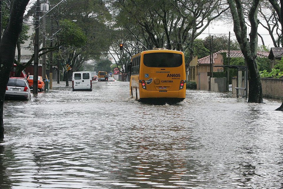 Trânsito caótico em Curitiba: água toma Rua Iapó, no bairro Prado Velho | Daniel Castellano/Gazeta do Povo