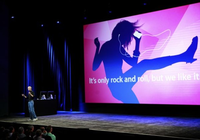 Jobs, no lançamento do novo iTunes: ovacionado por uma plateia fiel | 