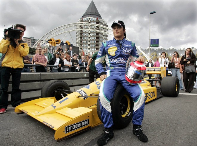 Em imagem de 2007, Nelsinho Piquet ao lado de uma Lotus pilotada pelo seu pai em 1988. |