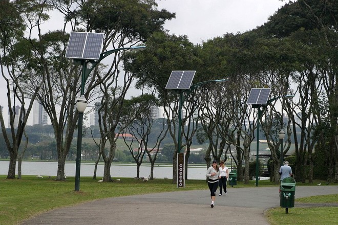 Cada painel fornece energia para a lâmpada do próprio poste, dispensando fios | Valdecir Galor/SMCS