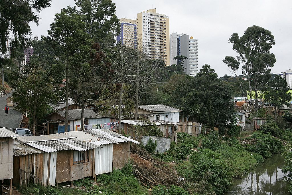 Favela em Curitiba: desigualdade disparou no pico da crise, mas recuou nos últimos meses | Antônio Costa/Gazeta do Povo
