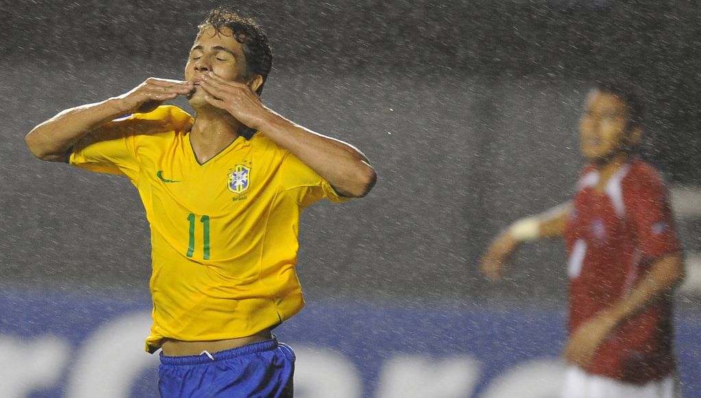 O paranaense Nilmar comemora o primeiro gol brasileiro contra o Chile, no estádio de Pituaçu: atacante balançou a rede três vezes na vitória brasileira | Vanderlei Almeida / AFP Photo