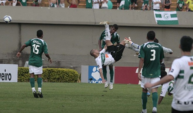 O chute acerta o canto direito do gol | 