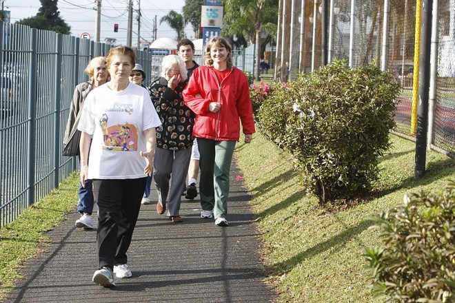 Ledoneta dos Santos (à frente) com a orientadora Jussara e o grupo de caminhadas na Praça Ouvidor Pardinho | Aniele Nascimento/ Gazeta do Povo