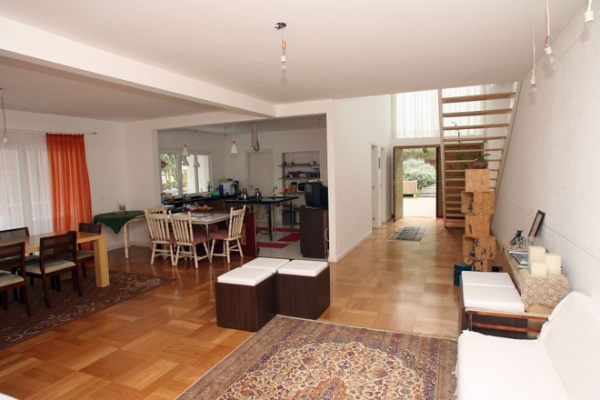 Hall e salas de estar e jantar da Casa Cubo, construída há quatro anos |