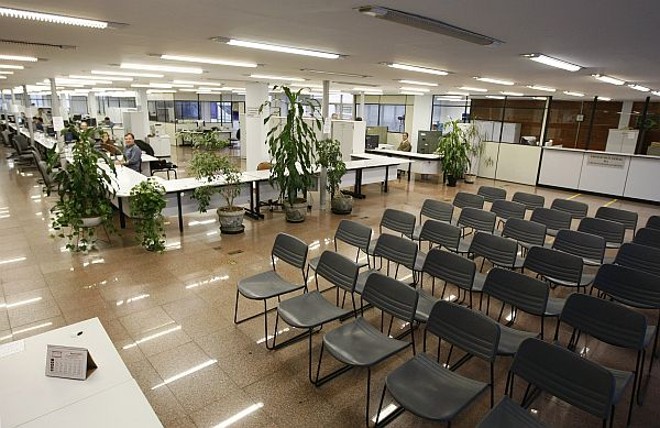 Dia atípico: funcionários do Detran (foto 1) e da Receita Estadual de Curitiba (foto 2)foram trabalhar ontem, mas não havia quase ninguém para atender |