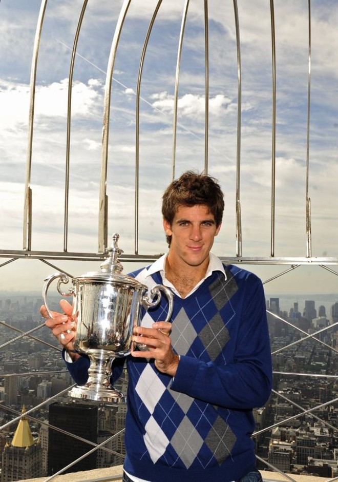 Del Potro pos para fotos oficiais da conquista do US Open no topo do Empire State, em Nova York | Emannuel Dunand / AFP