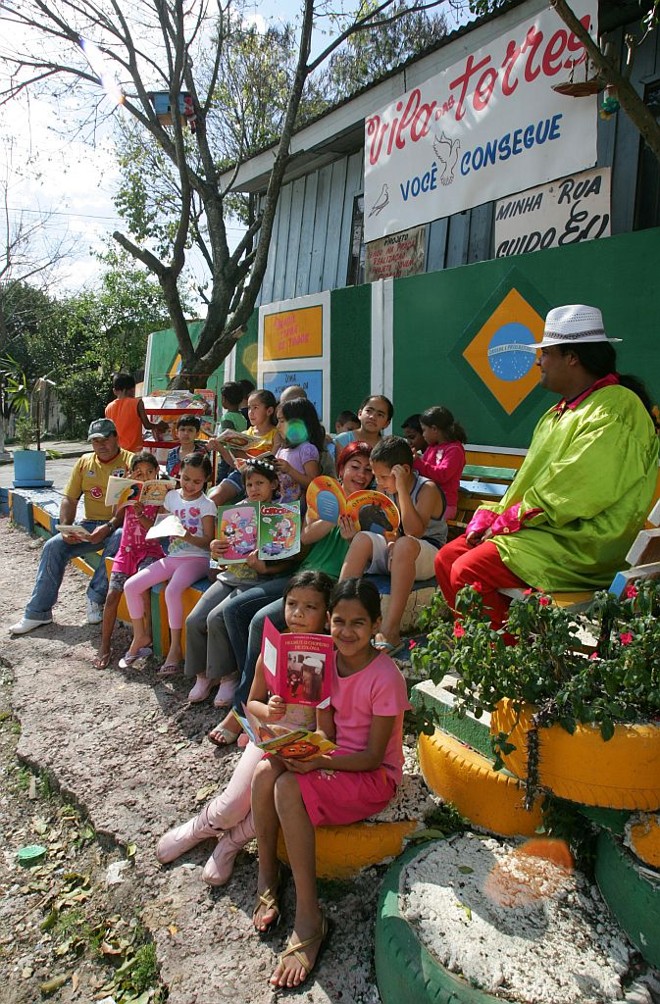 A pracinha da Vila das Torres também é lugar de leitura | 