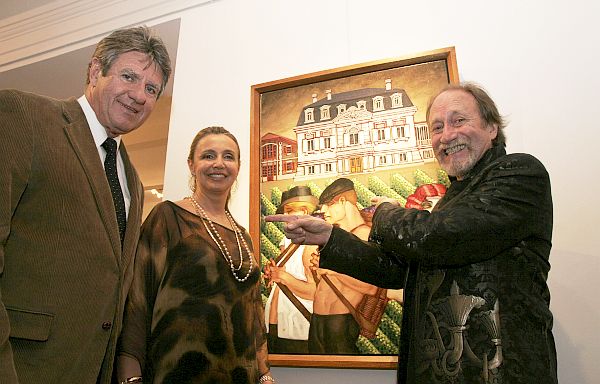 Miguel e Márcia Riella apreciam as obras de Juarez Machado, no vernissage que movimentou a noite de terça-feira no Batel | Rogério Theodorovy