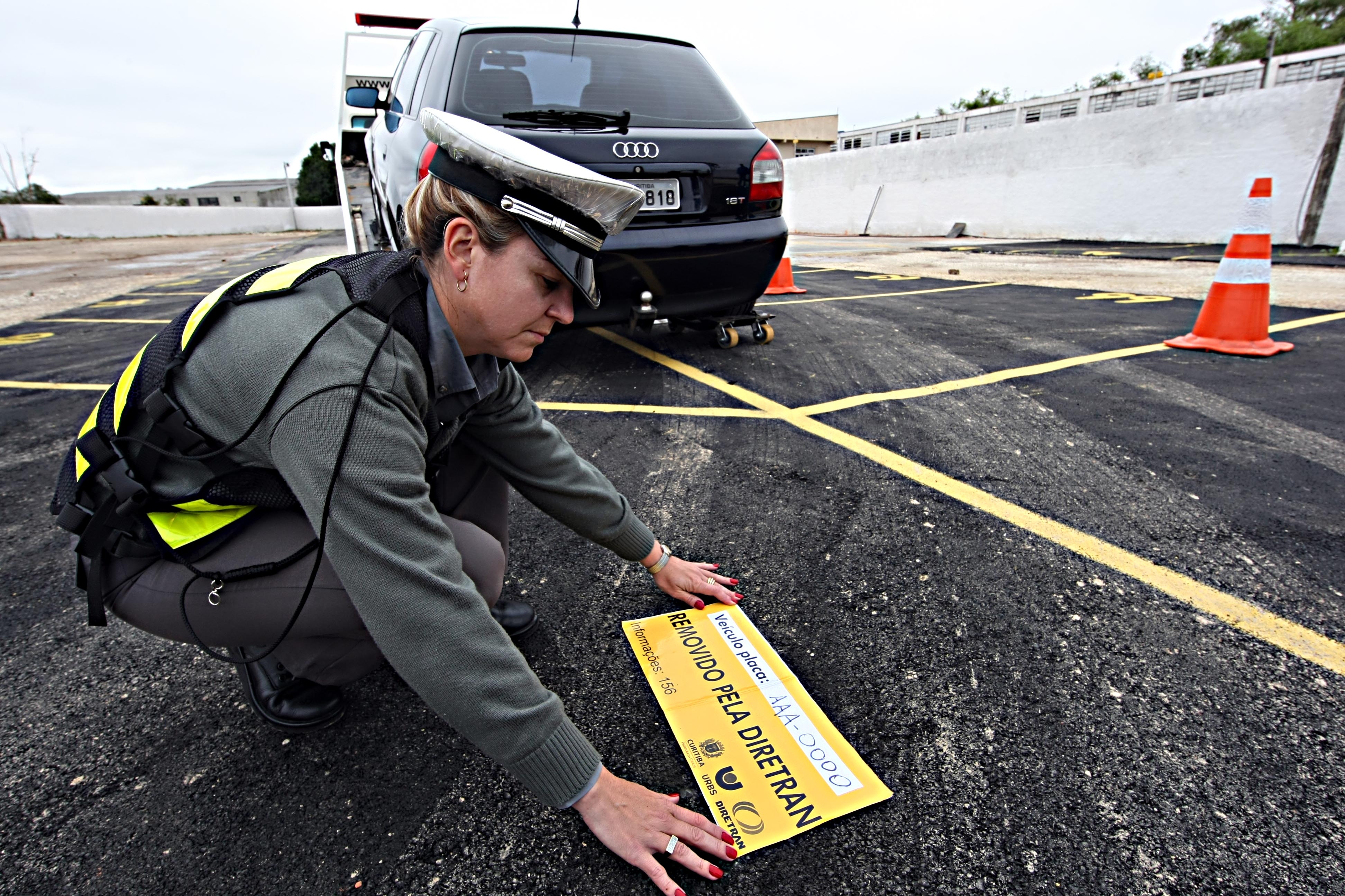 Preparação para a remoção: adesivo será posto no local do carro guinchado | Albari Rosa/Gazeta do Povo