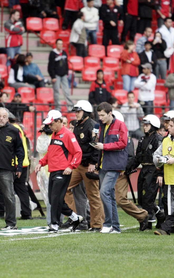 Lopes precisou ser escoltado pela PM para deixar o gramado da Arena da Baixada na partida contra o Flamengo no dia 6 de setembro | Christian Rizzi / Gazeta do Povo