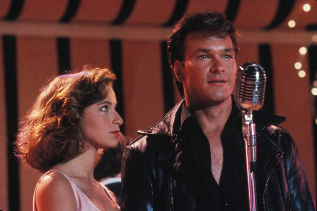Patrick Swayze (dir.) e Jennifer Grey durante cena de Dirty Dancing, em foto de arquivo | Lionsgate Home Entertainment / Reuters