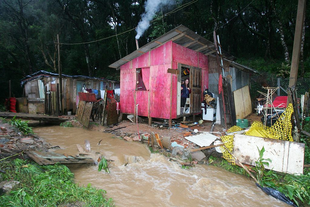 Casa de Patrício Peres, no Jardim Santos Andrade, em Curitiba: catador de papel arriscou a vida para tentar salvar sua geladeira, mas acabou caindo no rio | Daniel Castellano/Gazeta do Povo