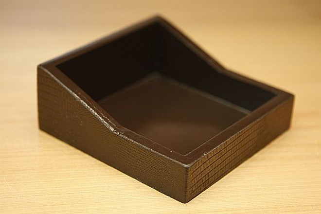 Porta-guardanapos em material que imita o couro. Valor: R$ 19,90, na Camicado | 