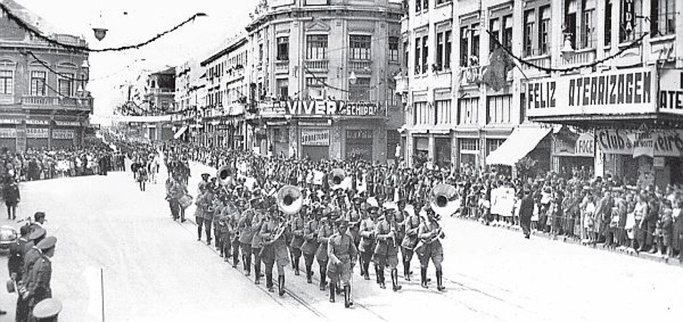 A banda marcial abre o desfile na então Avenida João Pessoa (Luiz Xavier) no Sete de Setembro de 1938 |