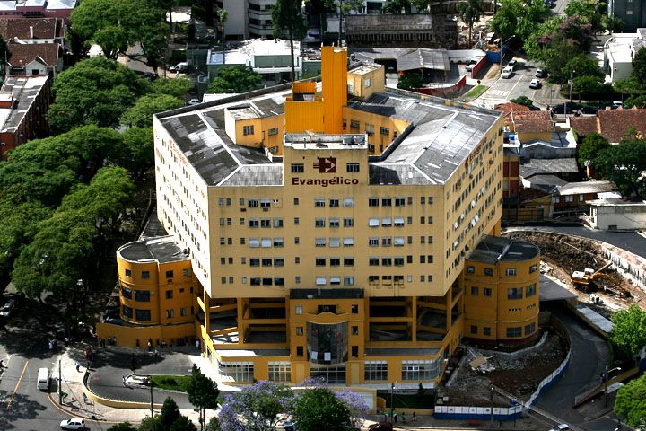 Dez anos após a inauguração, foi criada a Faculdade Evangélica de Medicina, o que exigiu que a estrela virasse um pentágono. Atualmente, são 660 leitos | Fotos: Divulgação