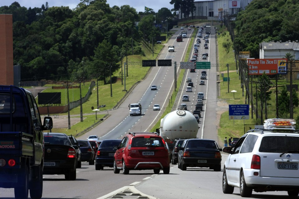Cerca de 160 mil veículos devem circular nos dois sentidos BR-277, em direção ao Litoral do Paraná, durante o feriado | arquivo/Gazeta do Povo