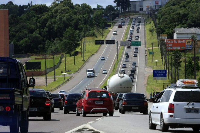 Cerca de 160 mil veículos devem circular nos dois sentidos BR-277, em direção ao Litoral do Paraná, durante o feriado | arquivo/Gazeta do Povo