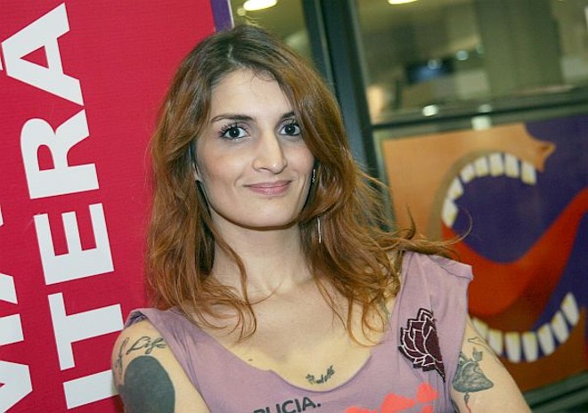 Cheia de gírias, ideias e tatuagens, a escritora gaúcha Clarah Averbuck estrela da nova geração de escritores urbanos jovens veio para a 1ª Bienal do Livro de Curitiba. Quarta-feira, Clarah falou no Café Literário e participou da mesa sobre Novo milênio, novos leitores, inova literatura?, ao lado de Domingos Pellegrini e Carlos Herculano Lopes, em debate mediado pelo jornalista Irinêo Netto, do Caderno G | Estefano Lessa
