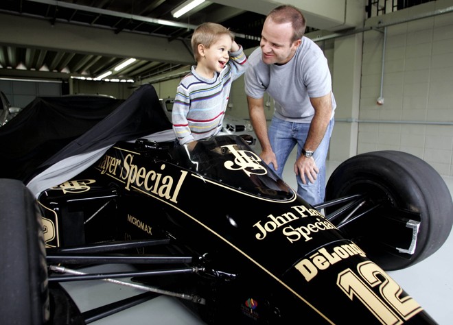 Em 2004, Rubens Barrichello levou um de seus filhos para conhecer a Lotus de Ayrton Senna exposta no Autódromo de Interlagos, no fim de semana do GP Brasil daquele ano. |