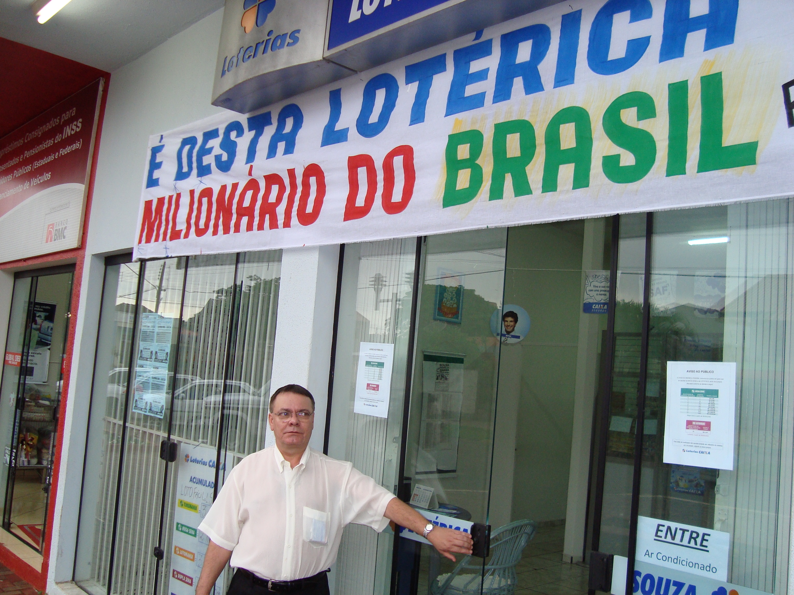 Uma faixa foi colocada na fachada da loteria para celebrar a conquista do apostador da cidade | Osmar Nunes/Gazeta do Povo