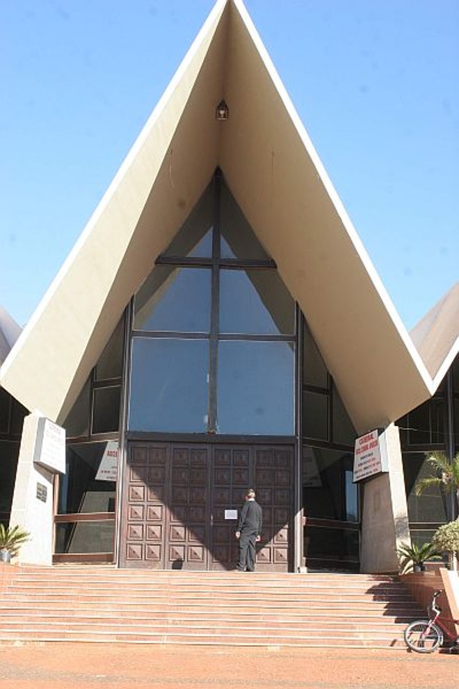 Igreja fechada em Cascavel |