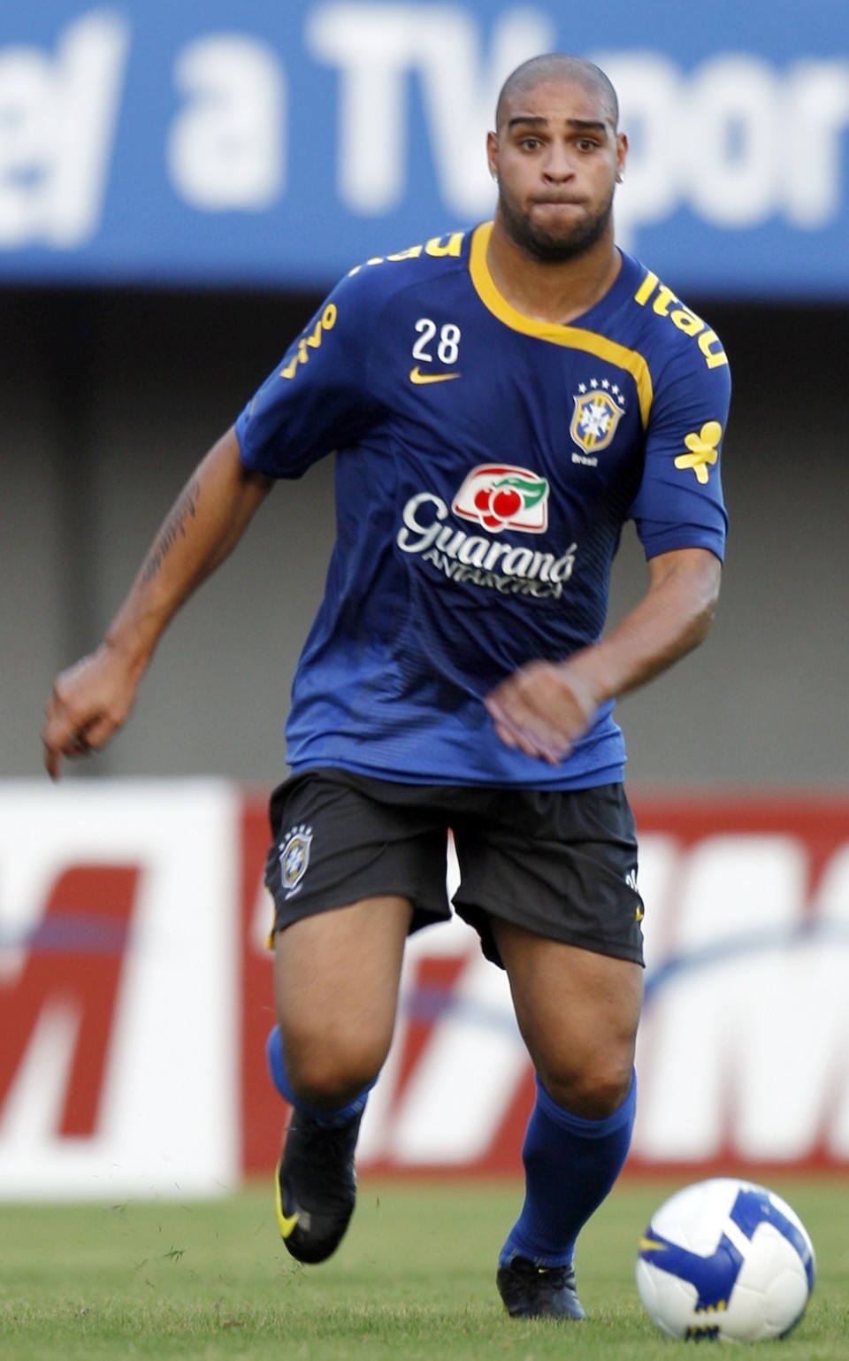 Adriano confiante em uma boa atuação contra o Chile | Paulo Whitaker / Reuters