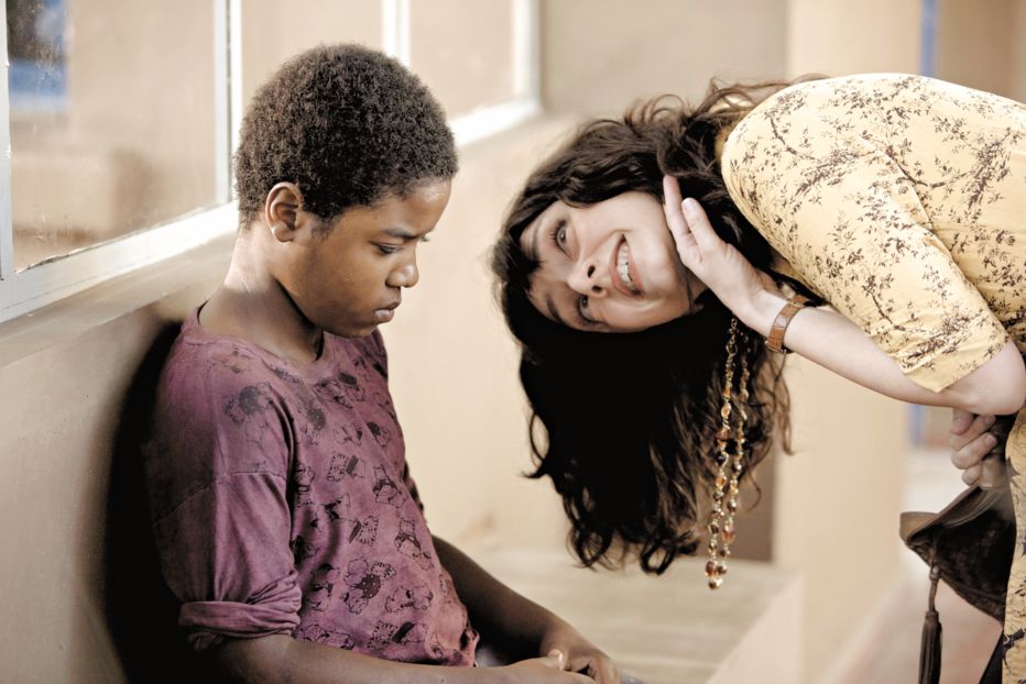 Paulo Henrique, que representa Roberto Carlos Ramos aos 13 anos, e Maria de Medeiros, a Margherit: o afeto supera todo e qualquer trama e obstáculo | Fotos: Divulgação