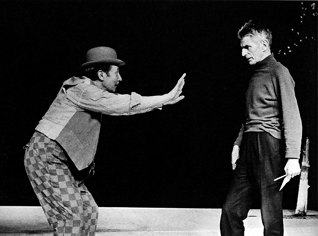 Beckett (à direita) dirige o ator Karl Raddatz, que interpretou Pozzo numa versão de Godot encenada em 1975, em Berlim | Divulgação