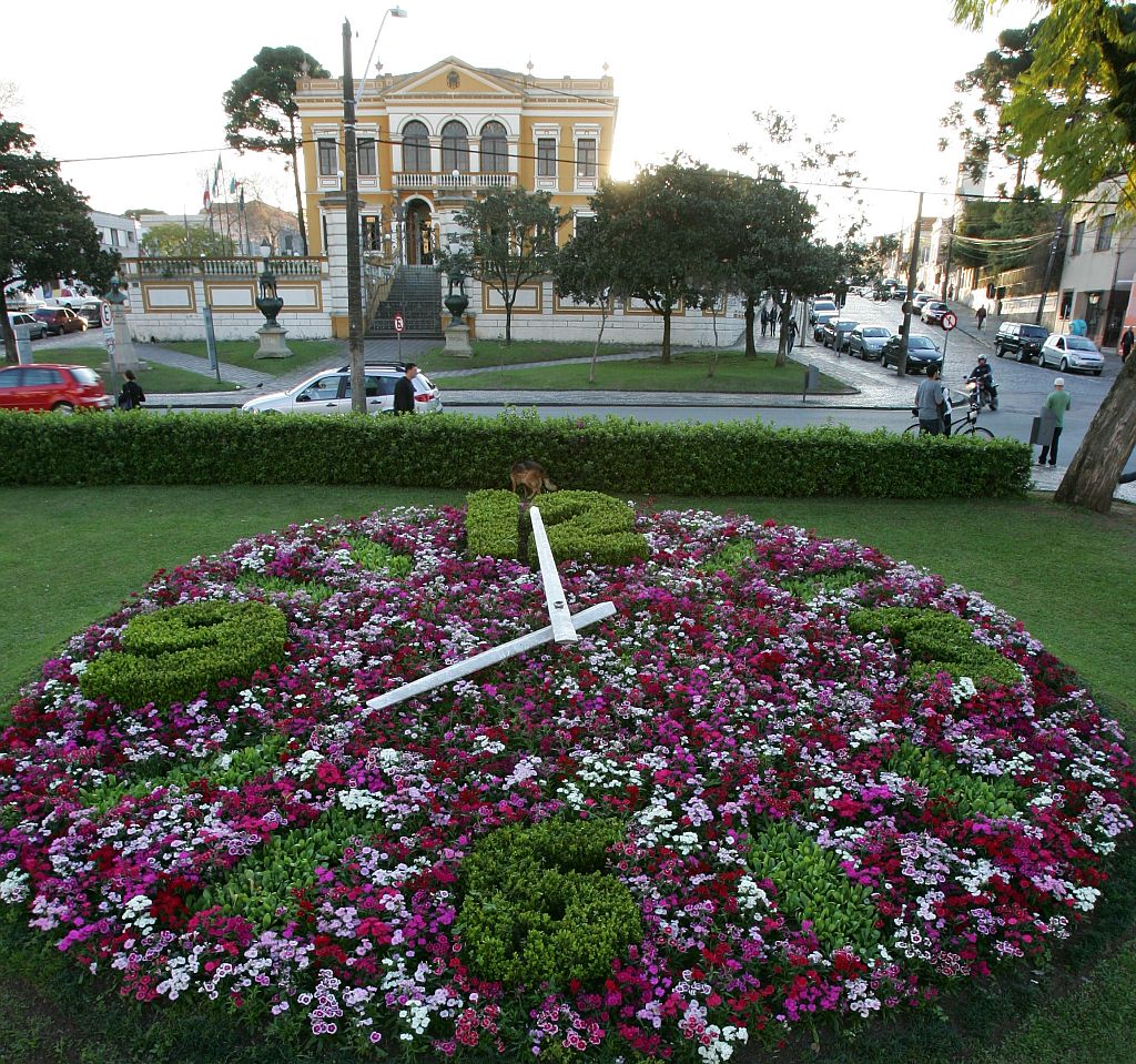 Relógio das Flores, com Sociedade Garibaldi ao fundo: imagem do passado | Daniel Castellano/Arquivo/Gazeta do Povo