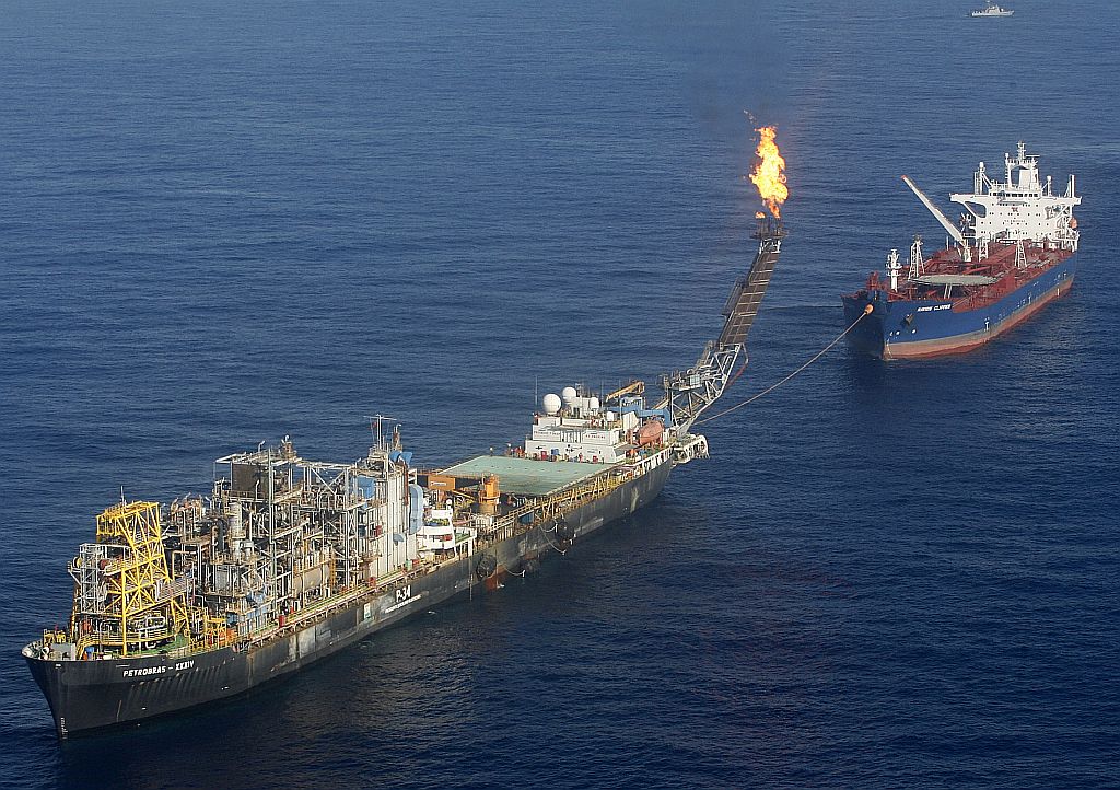 Plataforma P-34, da Petrobras, já extrai petróleo da camada pré-sal | Jamil Bittar/Reuters