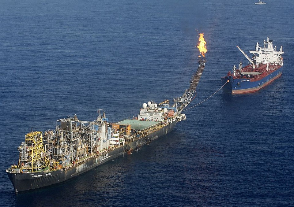 Petrobras vê marco regulatório do pré-sal aprovado até março Plataforma P-34, da Petrobras, já extrai petróleo da camada pré-sal | Jamil Bittar/Reuters