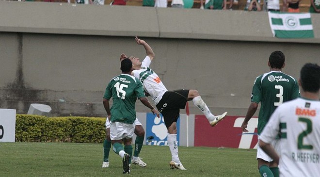 Ariel Nahuelpan levanta a bola | 