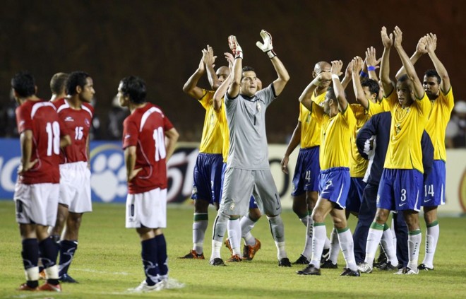 Jogadores da seleção brasileira celebram com os torcedores a vitória do time contra o Chile |