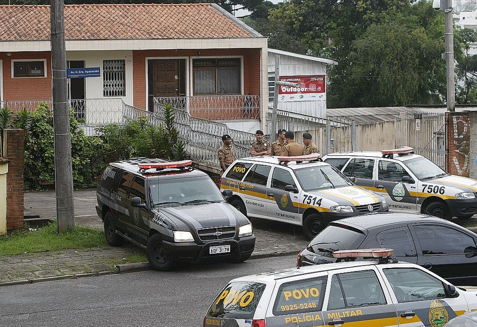 Polícia Militar cerca casa no Seminário: quatro horas de tensão | Valterci Santos/Gazeta do Povo