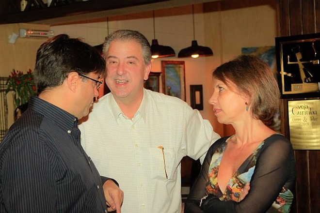 O chef paulista Sergio Arno prestigia o jantar de terça-feira no La Pasta Gialla de Curitiba, entre Fernando Correa Oliveira Mari Lúcia Correa de Oliveira, da importadora de vinhos Porto a Porto |