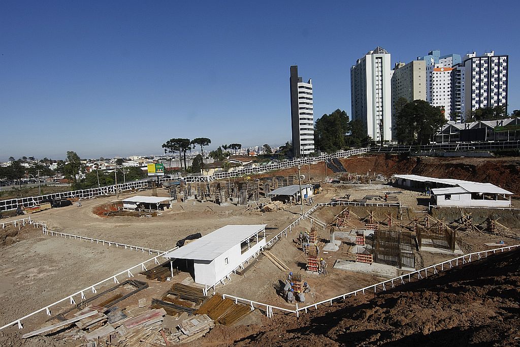 Início das obras do Edifício Botânica, da construtora Abyara: entrega do empreendimento deve ocorrer em 2011, com seis meses de atraso | Aniele Nascimento/Gazeta do Povo