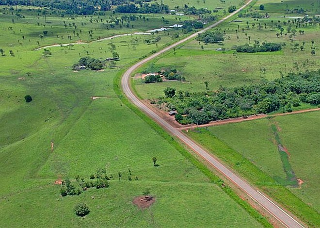 Muitos geoglifos são cortados por estradas |