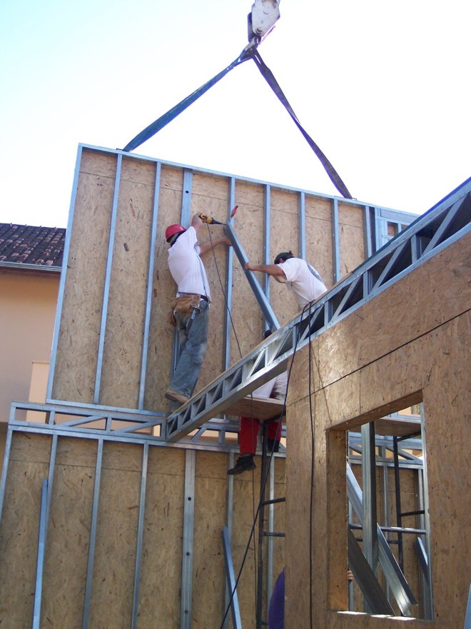 Após a fundação, a Casa Cubo ganhou estrutura em aço (no método steel frame) e fechamento em painéis de OSB de 18 milímetros da LP Building |