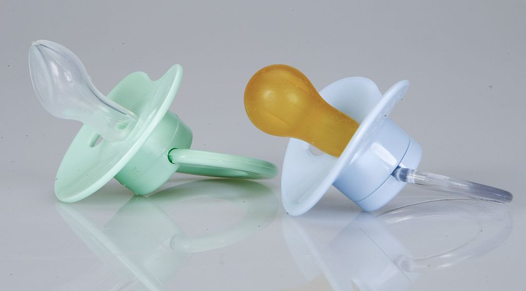 Chupeta comum com o bico arredondado e a ortodôntica, com formato achatado: segunda opção é a menos prejudicial | Antonio Costa/GP